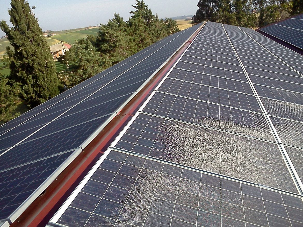 Paris'te kamu binalarının çatıları güneş enerjisi panelleriyle donatılacak